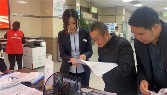 成都市溫江區(qū)市場監(jiān)管局為群眾提供“個轉企”登記幫辦服務。成都市市場監(jiān)管局供圖