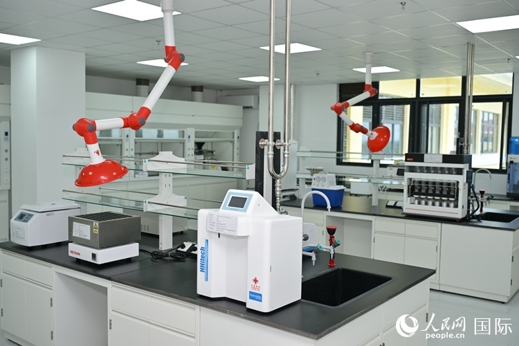 援緬甸國家疾控中心實驗室內(nèi)。人民網(wǎng)記者 謝佳君攝