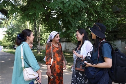 人民日?qǐng)?bào)記者和塔方記者在進(jìn)行交流。顏歡攝