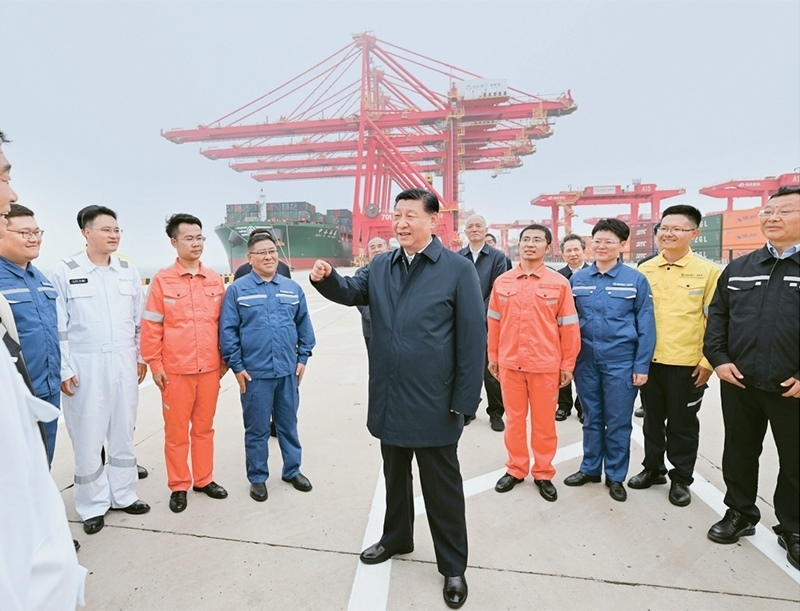 2024年5月22日至24日，中共中央總書記、國家主席、中央軍委主席習近平在山東考察。這是22日下午，習近平在日照港親切慰問港口科技工作者、運營人員、航運人員。 新華社記者 謝環(huán)馳/攝