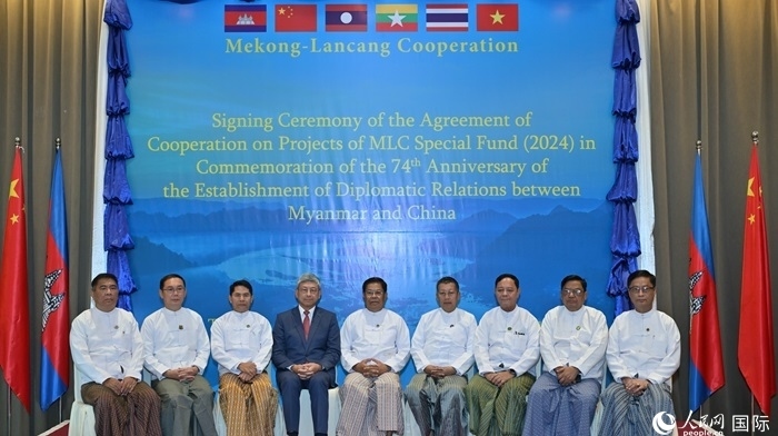 中國(guó)駐緬甸大使陳海（左四）與緬方執(zhí)行部委部長(zhǎng)合影。人民網(wǎng)記者 謝佳君攝