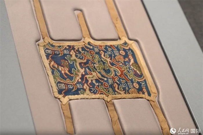 “五星出東方利中國”織錦護(hù)臂。人民網(wǎng)記者 張麗婭攝