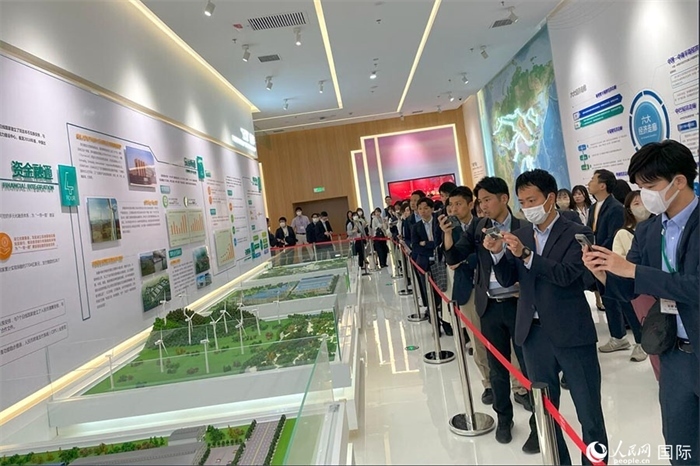 日本創(chuàng)價(jià)學(xué)會(huì)青年代表團(tuán)在烏魯木齊市文化中心規(guī)劃館參觀。人民網(wǎng)記者 張麗婭攝