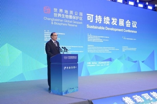 6月15日，聯(lián)合國(guó)教科文組織東亞地區(qū)辦事處主任夏澤翰在“長(zhǎng)白山·世界地質(zhì)公園、世界生物圈保護(hù)區(qū)可持續(xù)發(fā)展會(huì)議”上做主旨演講。新華社發(fā)