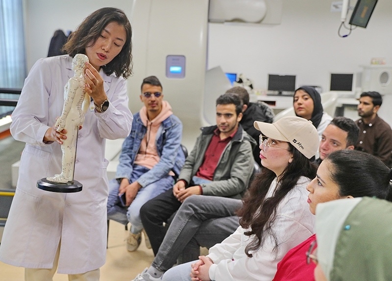 2023年4月19日，河北省秦皇島市中醫(yī)醫(yī)院醫(yī)務(wù)工作者為燕山大學(xué)外國留學(xué)生講解中醫(yī)經(jīng)絡(luò)知識。