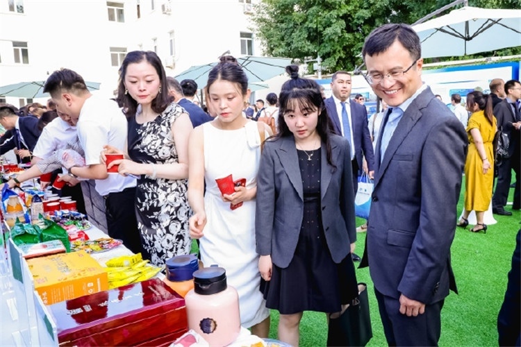 與會嘉賓參觀品鑒上合組織農(nóng)業(yè)基地特產(chǎn)。主辦方供圖