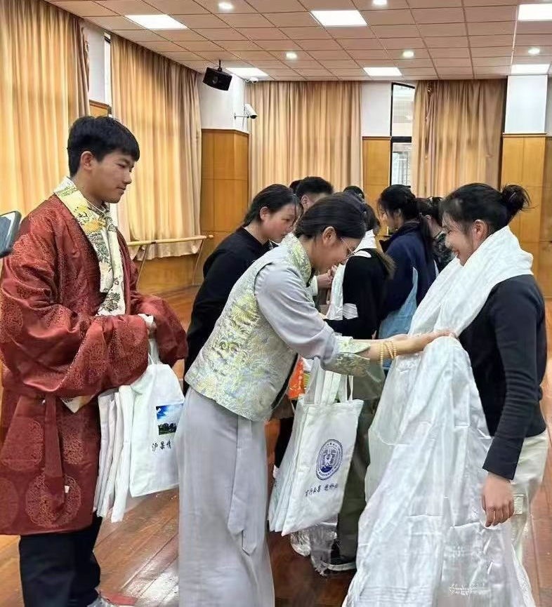 2024年1月18日，在上海市大同中學(xué)，果洛西寧民族中學(xué)學(xué)生給上海大同中學(xué)師生獻(xiàn)哈達(dá)。新華社發(fā)（果洛州教育局供圖）