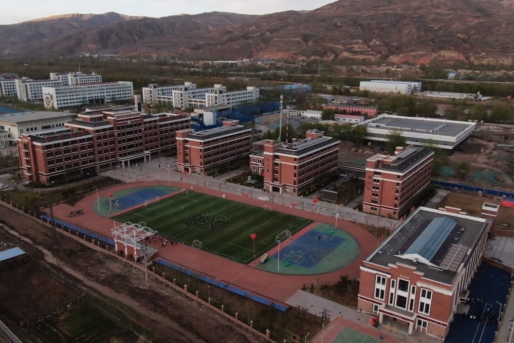 2021年4月28日拍攝的果洛西寧民族中學(xué)（無人機照片）。