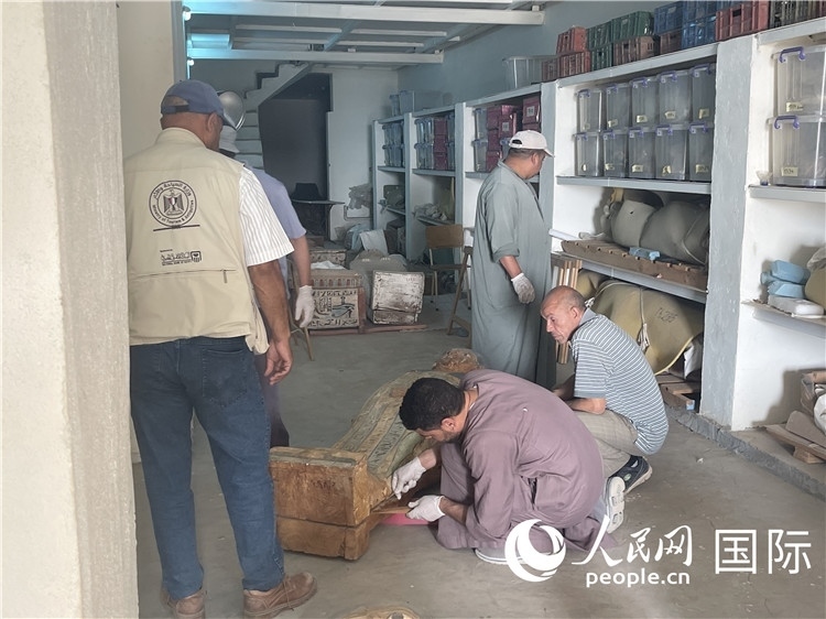 圖為中埃薩卡拉新出土文物數(shù)字化調(diào)查與研究項目團隊在工作現(xiàn)場。薛江攝