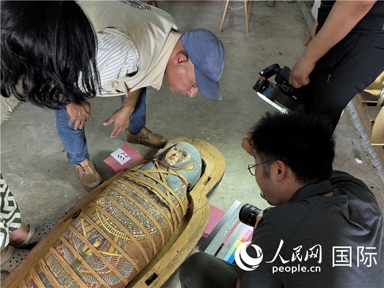 圖為中埃薩卡拉新出土文物數(shù)字化調(diào)查與研究項目團隊在工作現(xiàn)場。薛江攝