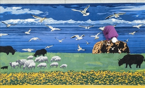 在青海省西寧市圣源地毯集團有限公司生產(chǎn)車間，操作工檢查毯面、拔花刺（2023年2月4日攝）。新華社記者 才揚 攝