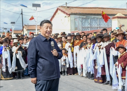 2021年6月7日至9日，習(xí)近平總書記在青?？疾臁＿@是8日下午，習(xí)近平在海北藏族自治州剛察縣沙柳河鎮(zhèn)果洛藏貢麻村考察時，同村民們親切交流。新華社記者 謝環(huán)馳 攝