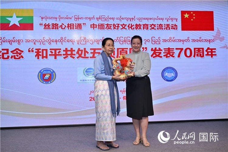 喬利參贊向丹丹努贈送紀(jì)念品-人民網(wǎng)記者謝佳君攝