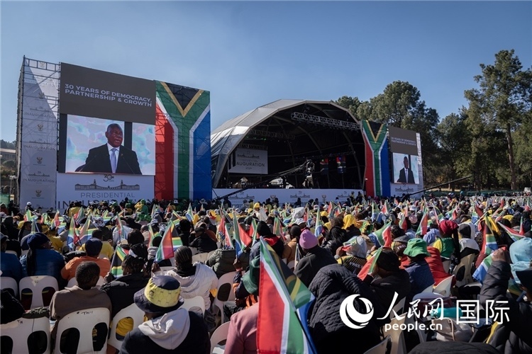 南非民眾觀看拉馬福薩總統(tǒng)就職演說(shuō)。 人民日?qǐng)?bào)非洲中心分社 希拉茲·莫林?jǐn)z