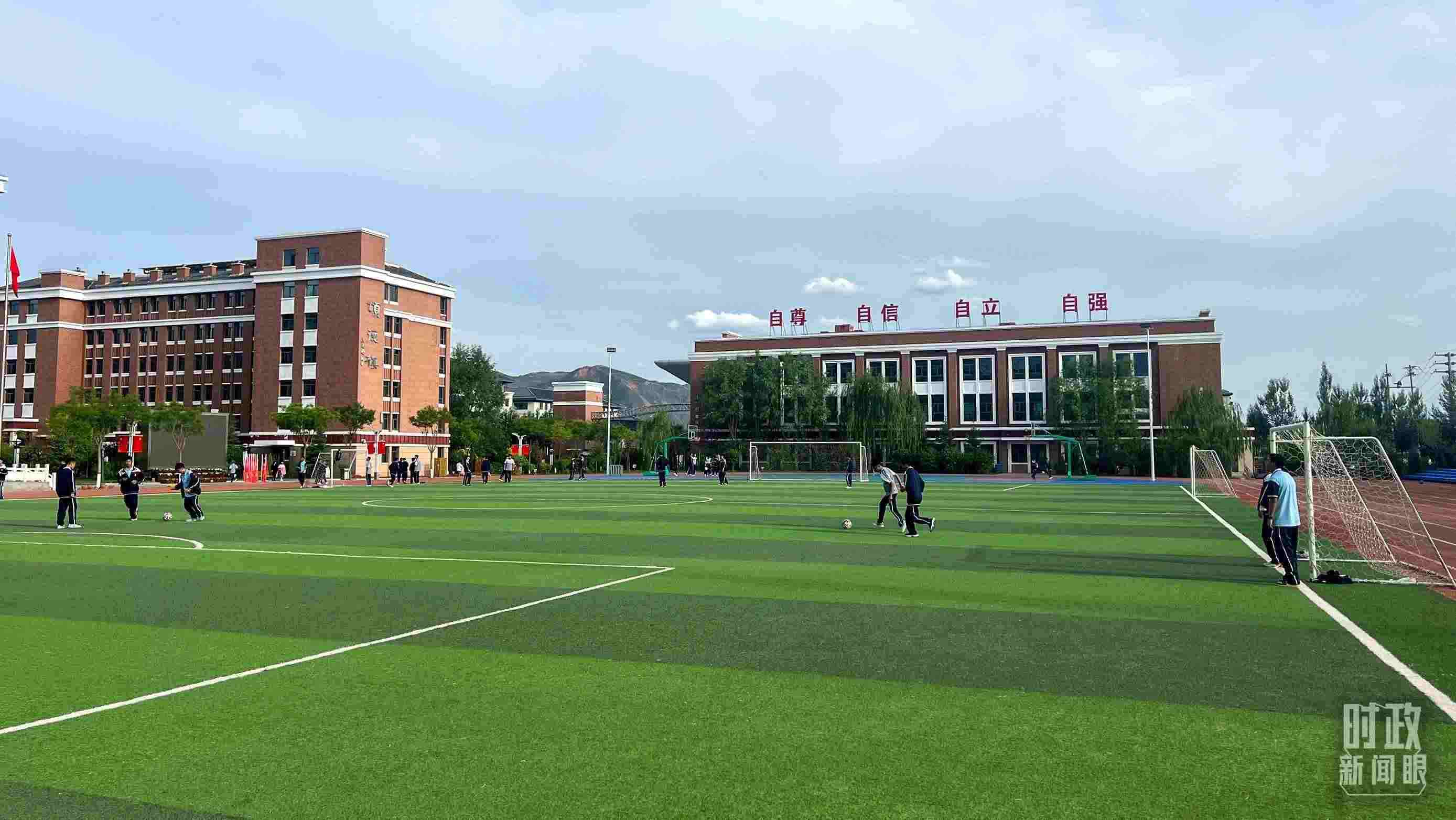 △果洛西寧民族中學(xué)。（總臺央視記者楊波、楊新禹拍攝）