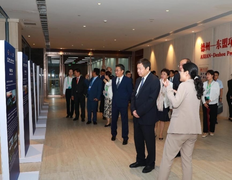 與會嘉賓參觀圖片展。中國外文局供圖