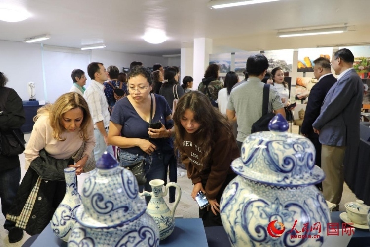 在展覽現(xiàn)場，觀眾們駐足欣賞德化瓷和墨西哥彩瓷。人民網(wǎng) 埃內(nèi)斯托·多明戈斯攝