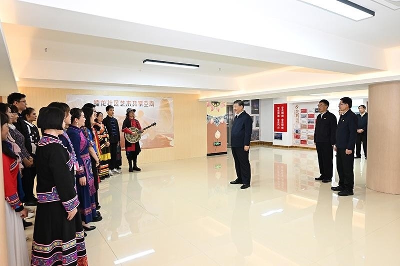 2023年12月14日，習(xí)近平總書記在廣西南寧市良慶區(qū)蟠龍社區(qū)黨群服務(wù)中心文體活動(dòng)室同社區(qū)居民親切交流。