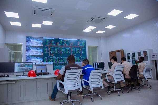 剛果（金）布桑加水電站攔河大壩泄洪。中鐵資源集團(tuán)供圖 