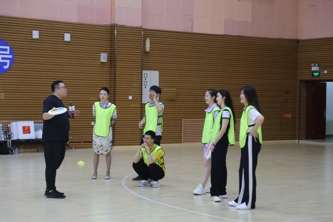 在“友趣體驗(yàn)營”上，年輕用戶正在學(xué)習(xí)飛盤運(yùn)動技巧。 受訪者供圖