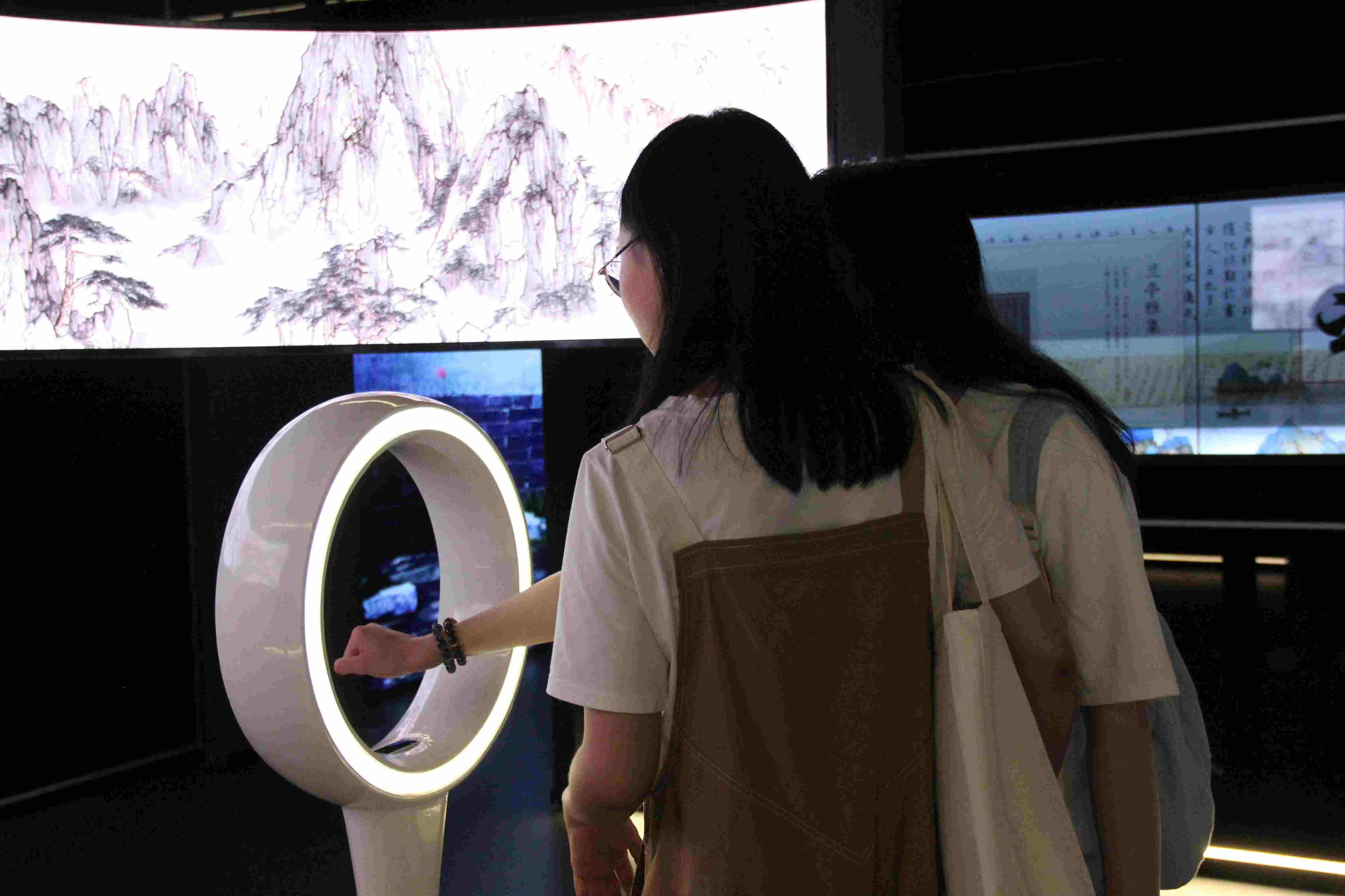 游客在“元啟金陵”南京數(shù)字文化客廳參觀并參與互動。受訪者供圖