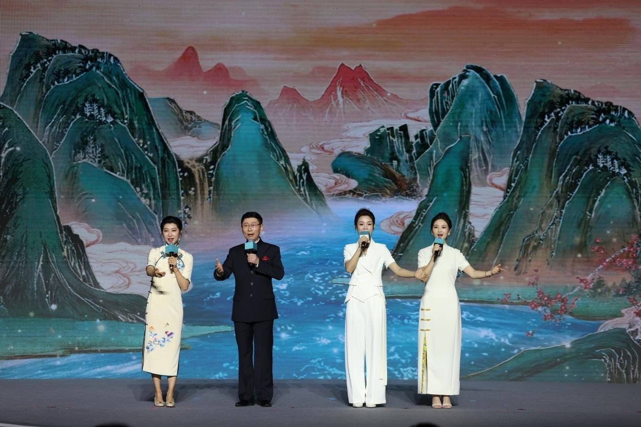 國家一級演員、京劇表演藝術(shù)家王平（左二），國家一級演員、南京藝術(shù)學(xué)院教授單雯（左一），浙江小百花越劇團青年演員陳麗君（右二）、何青青（右一）同臺唱響千年運河情。
