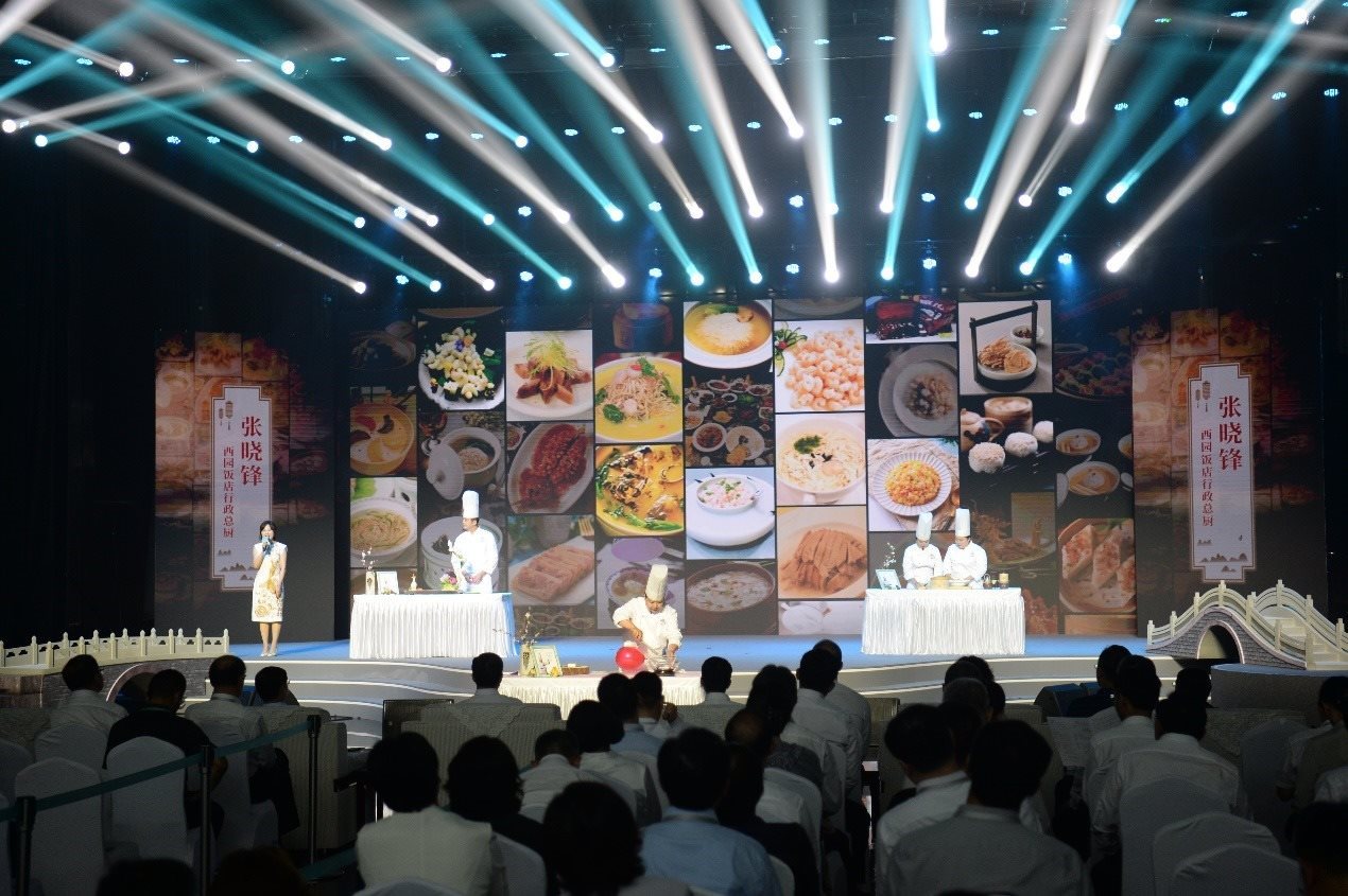 花園國際大酒店廚師長朱燾、西園飯店行政總廚張曉鋒、冶春面點總廚倪秋香、冶春面點制作技藝第五代傳人陳詩雅展示淮揚菜絕技。