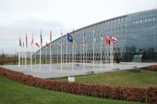  這是2月15日在比利時布魯塞爾拍攝的北約總部一角。為期一天的北約成員國國防部長會議15日在比利時首都布魯塞爾結束。會議就加強北約的威懾和防御以及對烏克蘭的支持等問題展開討論。新華社記者趙丁喆攝