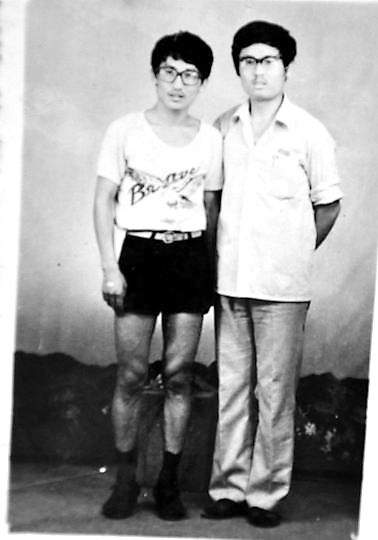 薛其坤（左）與大學(xué)同學(xué)合影。