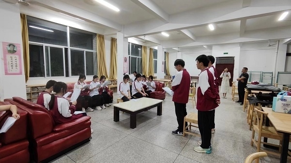 圖②：武平法院法官指導(dǎo)學(xué)生彩排。