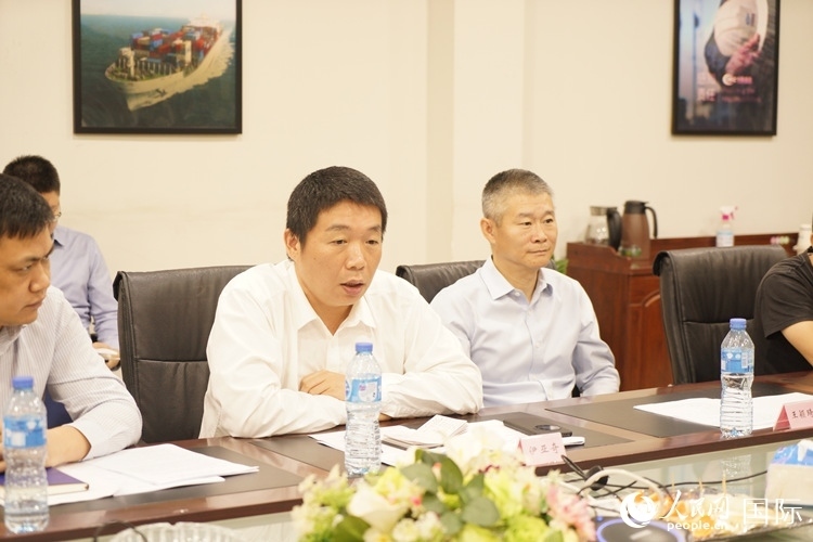 駐尼日利亞使館領(lǐng)僑處主任伊亞奇（中）講話。人民網(wǎng)記者 姜宣攝