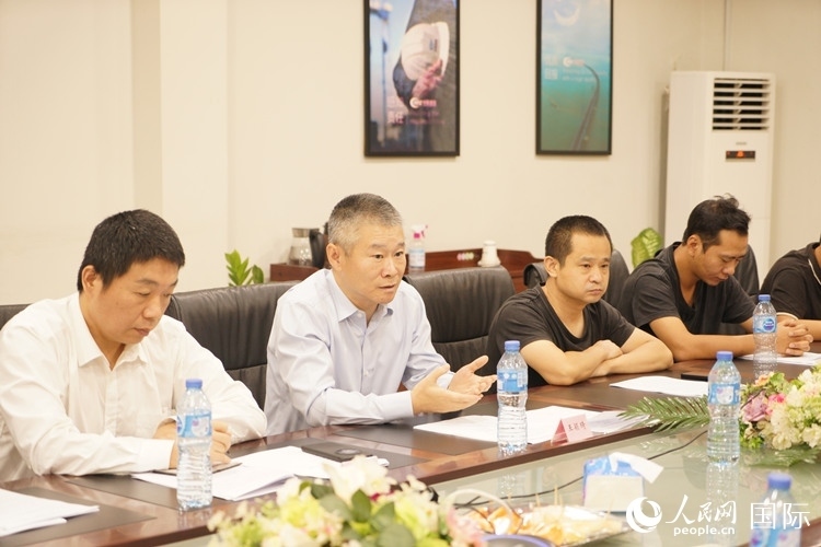 駐尼日利亞使館經(jīng)商處公參王穎琦（左二）講話。人民網(wǎng)記者 姜宣攝