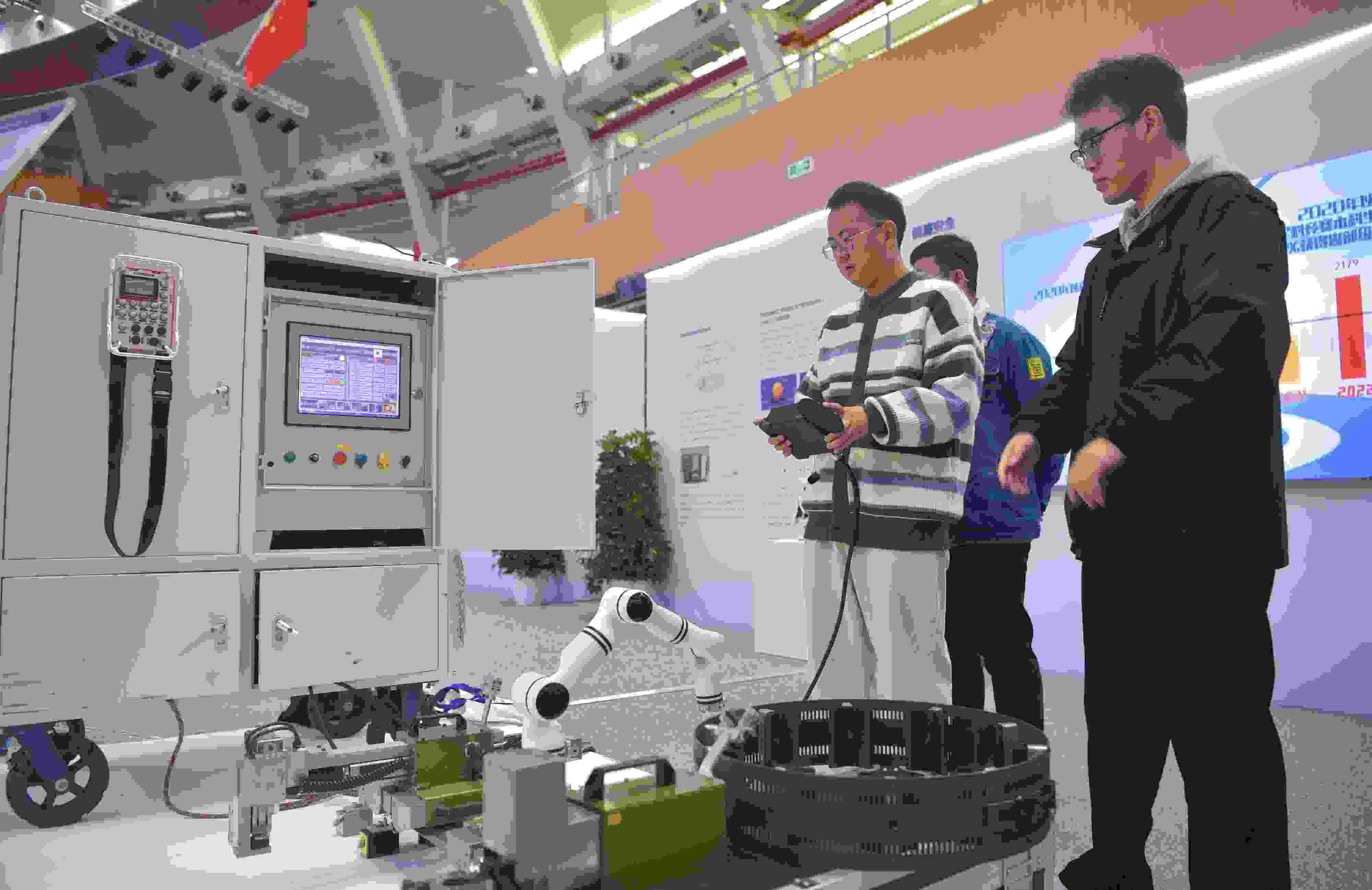 2023年，京南地區(qū)高?？萍汲晒平闀?huì)在北京建筑大學(xué)大興校區(qū)舉行。圖為高校師生在展示管道全位置焊接機(jī)器人系統(tǒng)成果。