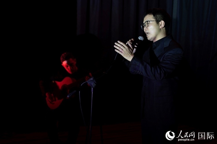 歌曲表演。馬丁·薩巴拉攝