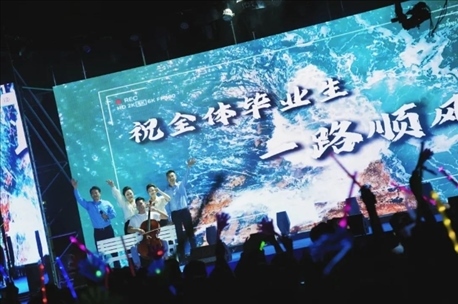 歌曲《祝你一路順風(fēng)》演出現(xiàn)場(chǎng)。供圖：日照職業(yè)技術(shù)學(xué)院