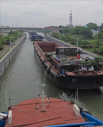 諫壁船閘內(nèi)船只正在過閘。人民網(wǎng)記者 黃鈺攝