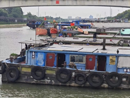 停泊在水上服務(wù)區(qū)的船只。人民網(wǎng)記者 黃鈺攝