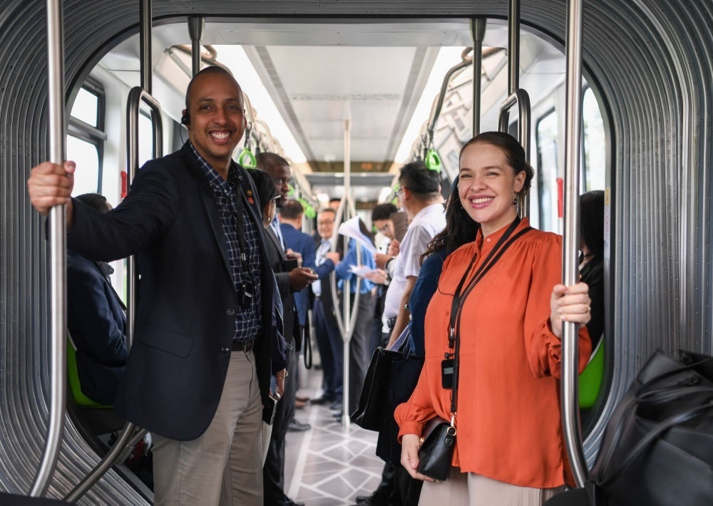 2024年4月22日，拉美和加勒比國(guó)家駐華使節(jié)、機(jī)構(gòu)代表和記者應(yīng)外交部邀請(qǐng)，在襄陽(yáng)騰龍汽車有限公司參訪。新華社記者 杜子璇 攝