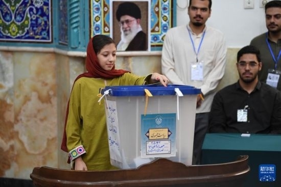 6月28日，伊朗選民在德黑蘭的一處投票站參加總統(tǒng)選舉投票。新華社記者 沙達(dá)提 攝