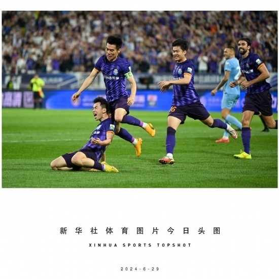  6月29日，天津津門虎隊球員劉俊賢（左一）在比賽中進球后慶祝。新華社記者 孫凡越 攝