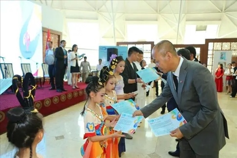 △當(dāng)?shù)貢r(shí)間6月27日，2024“未來(lái)世界”國(guó)際青少年藝術(shù)展演在塔吉克斯坦國(guó)家博物館開(kāi)幕。