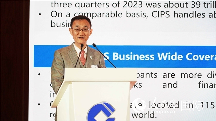 跨境銀行間支付清算有限責任公司總裁許再越發(fā)言。 人民網(wǎng) 張茜 攝