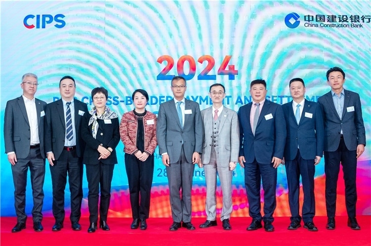 鄭冰開公使與CIPS公司、建行總行以及在南中資銀行合影、留念。（中國建設銀行約翰內(nèi)斯堡分行供圖）