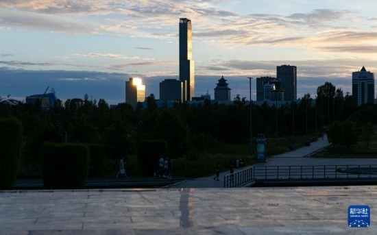 這是7月2日拍攝的哈薩克斯坦首都阿斯塔納市中心的建筑群。新華社記者 白雪騏 攝