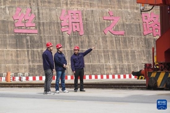 中哈兩國(guó)工作人員在中哈連云港物流合作基地交流（2023年5月10日攝）。新華社記者 季春鵬 攝