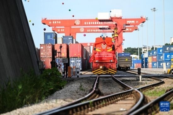 6月26日，“韓國(guó)-連云港-中亞”國(guó)際多式聯(lián)運(yùn)班列從中哈連云港物流合作基地出發(fā)，駛往哈薩克斯坦、烏茲別克斯坦。班列運(yùn)載的55個(gè)大柜此前于6月13日從韓國(guó)境內(nèi)發(fā)出，經(jīng)釜山港海運(yùn)抵達(dá)連云港后轉(zhuǎn)由鐵路運(yùn)輸。新華社記者 季春鵬 攝