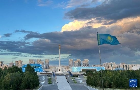 這是7月2日拍攝的哈薩克斯坦首都阿斯塔納獨立廣場。新華社記者 岳月偉 攝