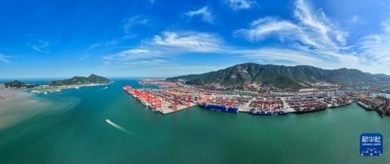 6月26日，貨輪停靠在連云港港集裝箱碼頭（無(wú)人機(jī)照片）。新華社記者 季春鵬 攝