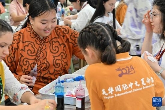 7月3日，外國(guó)學(xué)生在了解中國(guó)的染布技術(shù)。新華社記者 李然 攝