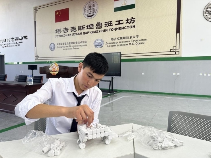 在塔吉克斯坦魯班工坊內(nèi)，學(xué)員正在操作能力源創(chuàng)新套件。本報記者 屈佩 攝